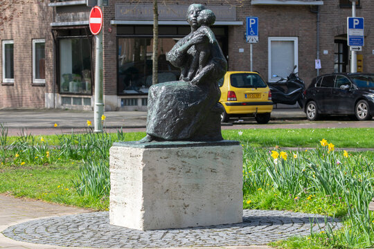 Mother And Child Statue From Gerarda Rueter At Amsterdam The Netherlands 12-4-2023