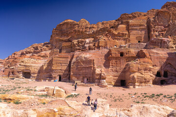 Petra w Jordanii. Ruiny starożytnego miasta w skale na tle błękitnego, bezchmurnego nieba. © rogozinski