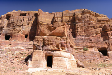 Petra w Jordanii. Ruiny starożytnego miasta w skale na tle błękitnego, bezchmurnego nieba. © rogozinski