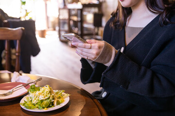 Taking pictures with smartphone at lunch　スマホで写真を撮る