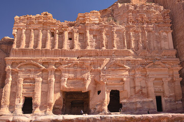 Petra w Jordanii. Ruiny starożytnego miasta w skale na tle błękitnego, bezchmurnego nieba. - obrazy, fototapety, plakaty