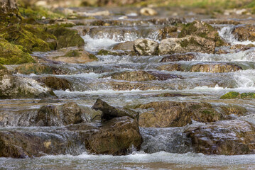 Bach mit Steinen und sprudelnden Wasser