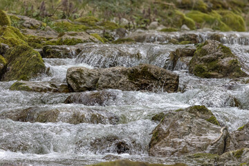 Bach mit Steinen und sprudelnden Wasser