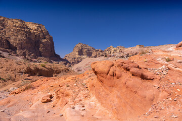 Fototapeta na wymiar Petra w Jordanii. Pustynne formacje skalne na tle błękitnego, bezchmurnego nieba.