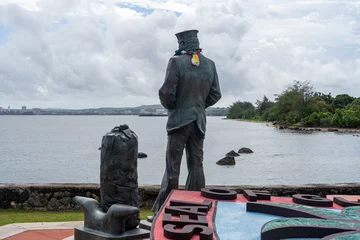 Poster Historisch monument Lone Sailor statue looking across the Pacific Ocean from the island of Guam
