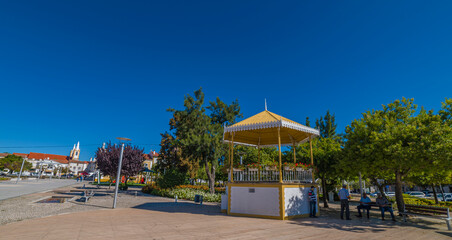 Kiosque et jardin public à Nisa, Alentejo, Portugal