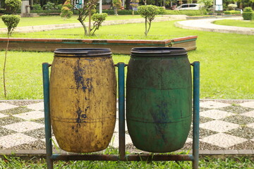 Obraz premium Trash Can Located in City Park