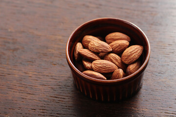 陶器の器に入ったアーモンド