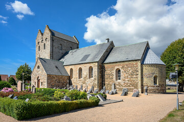 Die "Aa kirke" ("Aa Kirche") in Aakirkeby ist die größte und älteste Kirche auf Bornholm - Inschriften auf den Grabsteinen wurden retuschiert