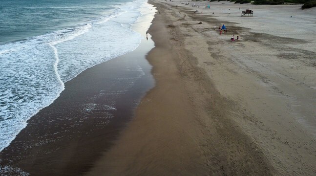 vista aerea de una playa amplia y pocos turistas