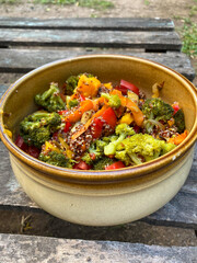 ensalada vegana con quinoa brocoli y vegetakles asados