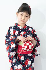 浴衣を着た日本人の女の子