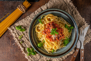 Homemade bio pasta bolognese - 592331988