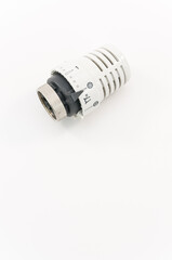 immagine di valvola termostatica per calorifero termosifone impianto di riscaldamento isolata su superficie bianca