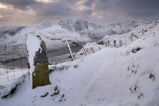 Snowdon Obelisk Waymarker Post, Llyn Llydaw and Y Lliwedd in winter from the PYG Track, Snowdonia National Park, Eryri, North Wales