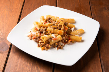 Piatto di deliziosi rigatoni al ragu di manzo, cibo italiano 