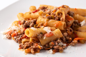 Piatto di deliziosi rigatoni al ragu di manzo, cibo italiano 