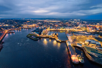 Obraz premium Aerial view on River Corrib and Galway city, Ireland. Night scene. Dark sky. Popular educational center and tourist hub with vivid night life.