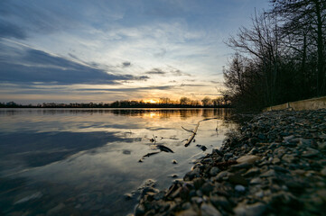 Baggersee in Schweinfurt bei traumhaften Sonnenuntergang und Spiegelung im See, Schweinfurt, Franken, Bayern Deutschland	

