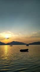 Fototapeta na wymiar beautiful sunset on the sea and mountains
