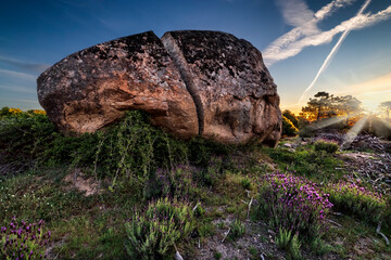 Roca de granito partida al amanecer