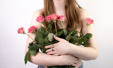 Fototapeta na wymiar Beautiful young woman with bouquet of roses