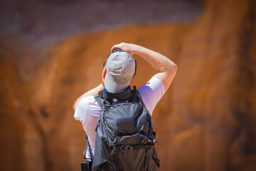 Petra w Jordanii. Mężczyzna fotografujący skalne góry. 
