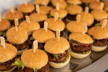 Hamburger vom Catering Partyservice auf einem Tablet nebeneinander