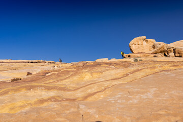 Petra w Jordanii. Widok na skalną pustynię na tle błękitnego, bezchmurnego nieba. 