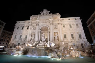 Vlies Fototapete Historisches Monument Night view of the Trevi Fountain under black sky in Rome, Italy