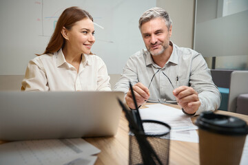 Obraz premium Lady talking with male in the office