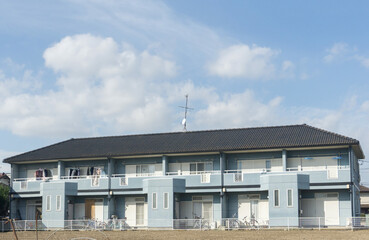 アパート　青空