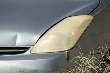 ヘッドライトの黄ばみ 乗用車 © xiaosan