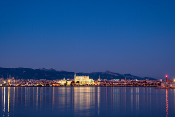 Naklejka premium Night view the gothic Cathedral La Seu at Palma de Mallorca, Balearic Islands. Spain 