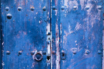 Puerta antigua de madera azul, Tosa de Mar, Catalunya, españa