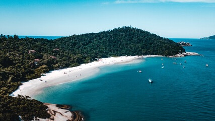 Fototapeta premium Ilhas Tropicais Natureza Mar Oceano Atlântico Floresta Mata Atlântica Palmeiras Árvores Peixes Barcos Florianópolis Santa Catarina Arvoredo Campeche Céu Marítimo Mergulho Férias Viagem Viajar Brasil 