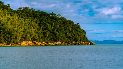 Ilhas Tropicais Natureza Mar Oceano Atlântico Floresta Mata Atlântica Palmeiras Árvores Peixes...