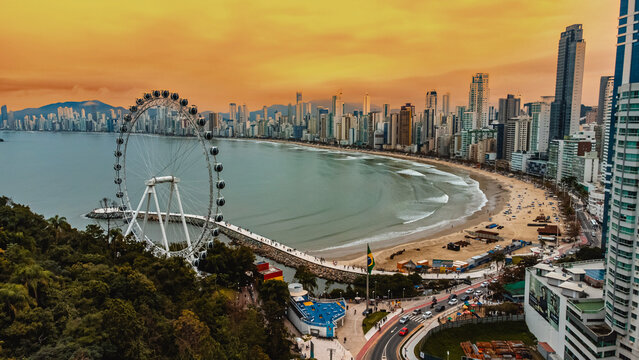 Cidade Litoral Balne&aacute;rio Cambori&uacute; BC SC Santa Catarina Pr&eacute;dios Altos Construtoras Arranha C&eacute;u Mar Oceano Viagem Ver&atilde;o Turismo Tur&iacute;stico Roda Gigante Molhe Especula&ccedil;&atilde;o Imobili&aacute;ria Im&oacute;veis Barcos Drone