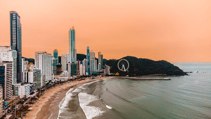 Cidade Litoral Balneário Camboriú BC SC Santa Catarina Prédios Altos Construtoras Arranha Céu Mar Oceano Viagem Verão Turismo Turístico Roda Gigante Molhe Especulação Imobiliária Imóveis Barcos Drone