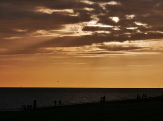Obraz premium Abendlicht an der Nordseeküste mit Wolken