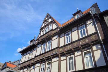 Fototapeta na wymiar Schöner Fassadenschmuck an Bürgerhäusern in Goslar, Norddeutschland, Niedersachsen.