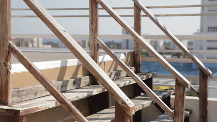 escalera rustica en casa, modelo antiquiada bajo el sol