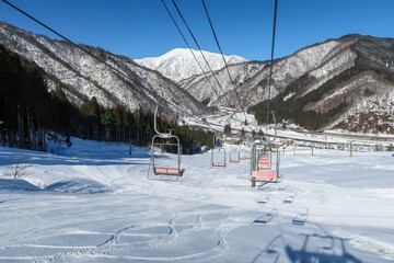 Fototapeta na wymiar 快晴の日本の福井県のスキー場のゲレンデ