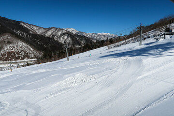 快晴の日本の福井県のスキー場のゲレンデ