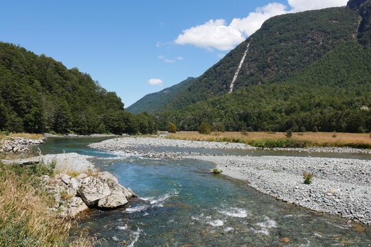 Fluss im Kiesbett Fjord Nationalpark Neuseel&auml;ndische Alpen Neuseeland