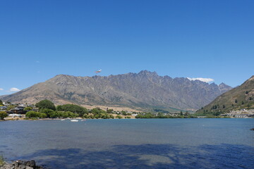 Startendes Flugzeug am Airport von Queenstown am Lake Wakatipu
