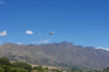 Startendes Flugzeug in den Bergen