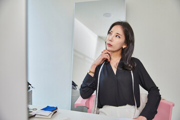 집무실에서 생각중인 여성 디자이너