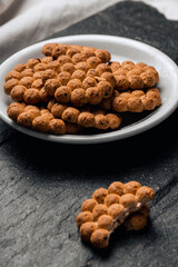 Homemade Oatmeal Raisin Cookies: A Rustic and Healthy Treat