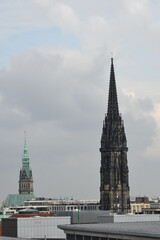 Obraz premium Old church tower of the St. Nikolai under the cloudy sky in Hamburg